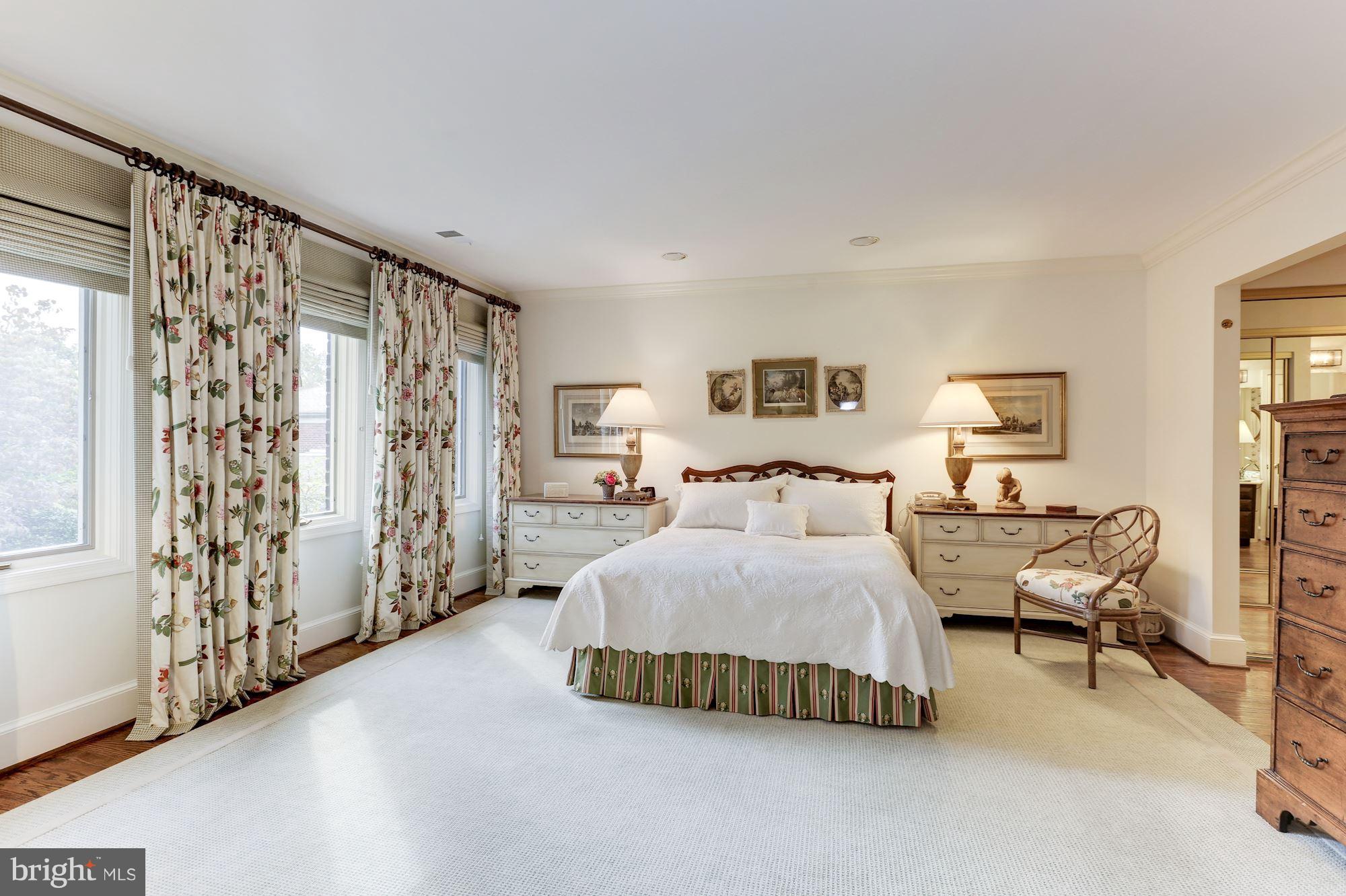 3239 Ellicott Street Northwest Washington, DC 20008 - Photo 20 of 28 Deluxe Master Suite
