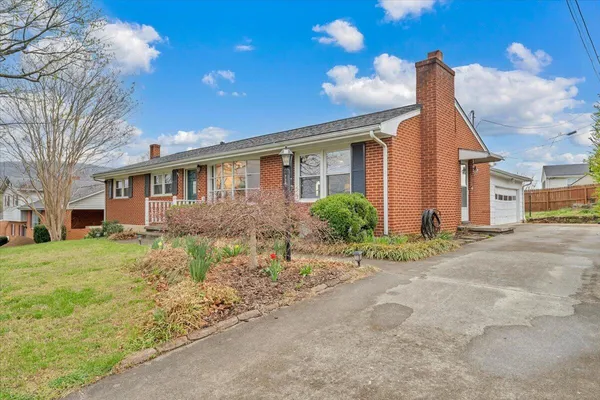 $309,900 | 727 Plantation Circle, Roanoke, VA 24019