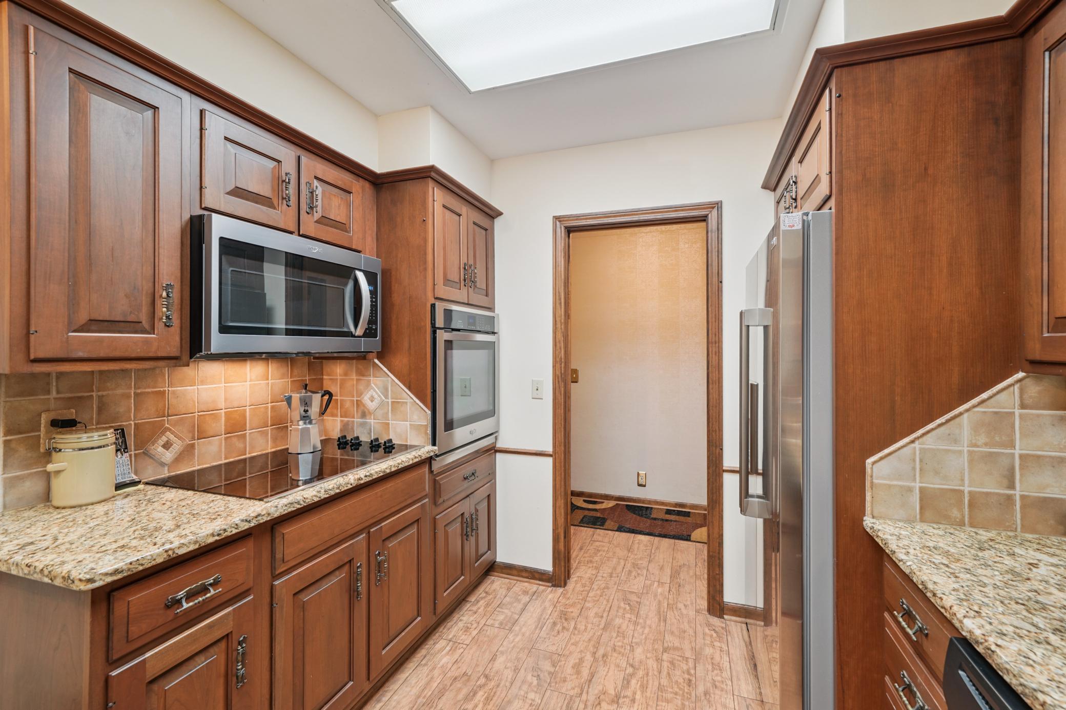 8621 Basswood Road, Unit 23 Eden Prairie, MN 55344 - Photo 4 of 31