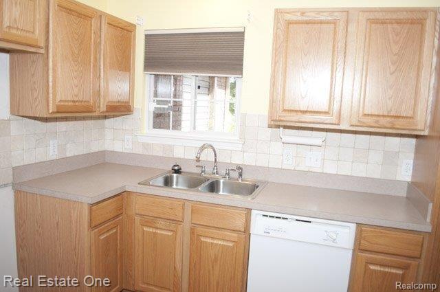 10404 Fawn Ridge Trail, Unit 2 Hartland, MI 48353 - Photo 7 of 13 Kitchen alt view 2