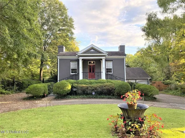 $1,600 | 275 West Chulahoma Avenue, Holly Springs, MS 38635