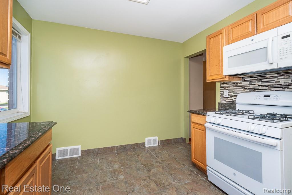 8272 Racine Road Warren, MI 48093 - Photo 18 of 46