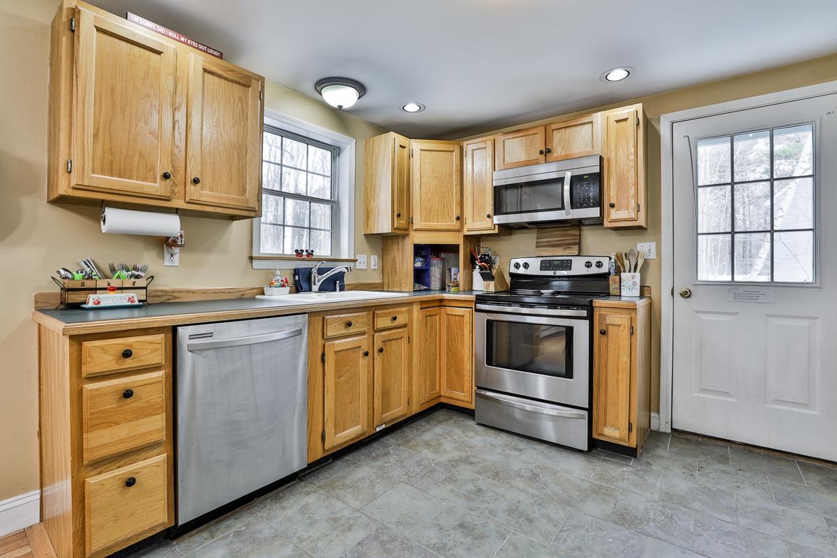 4 Judith Lane Derry, NH 03038 - Photo 9 of 23