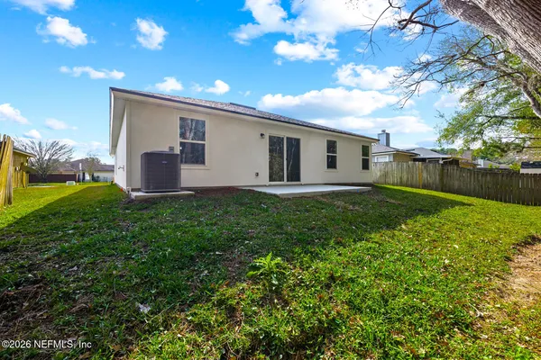 a view of yard with tree