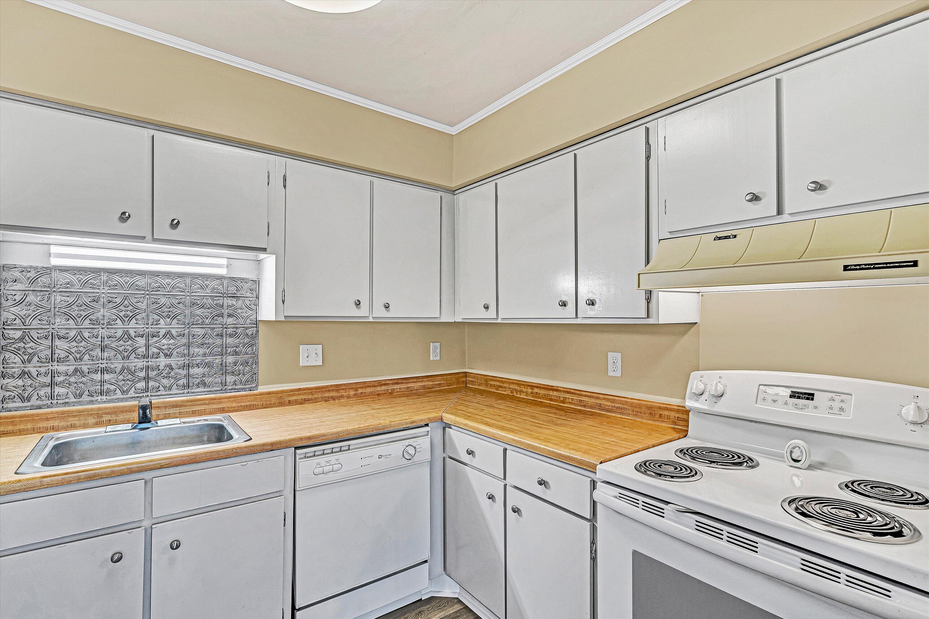 3522 Timberline Trail Roanoke, VA 24018 - Photo 10 of 21 a kitchen with cabinets appliances and sink