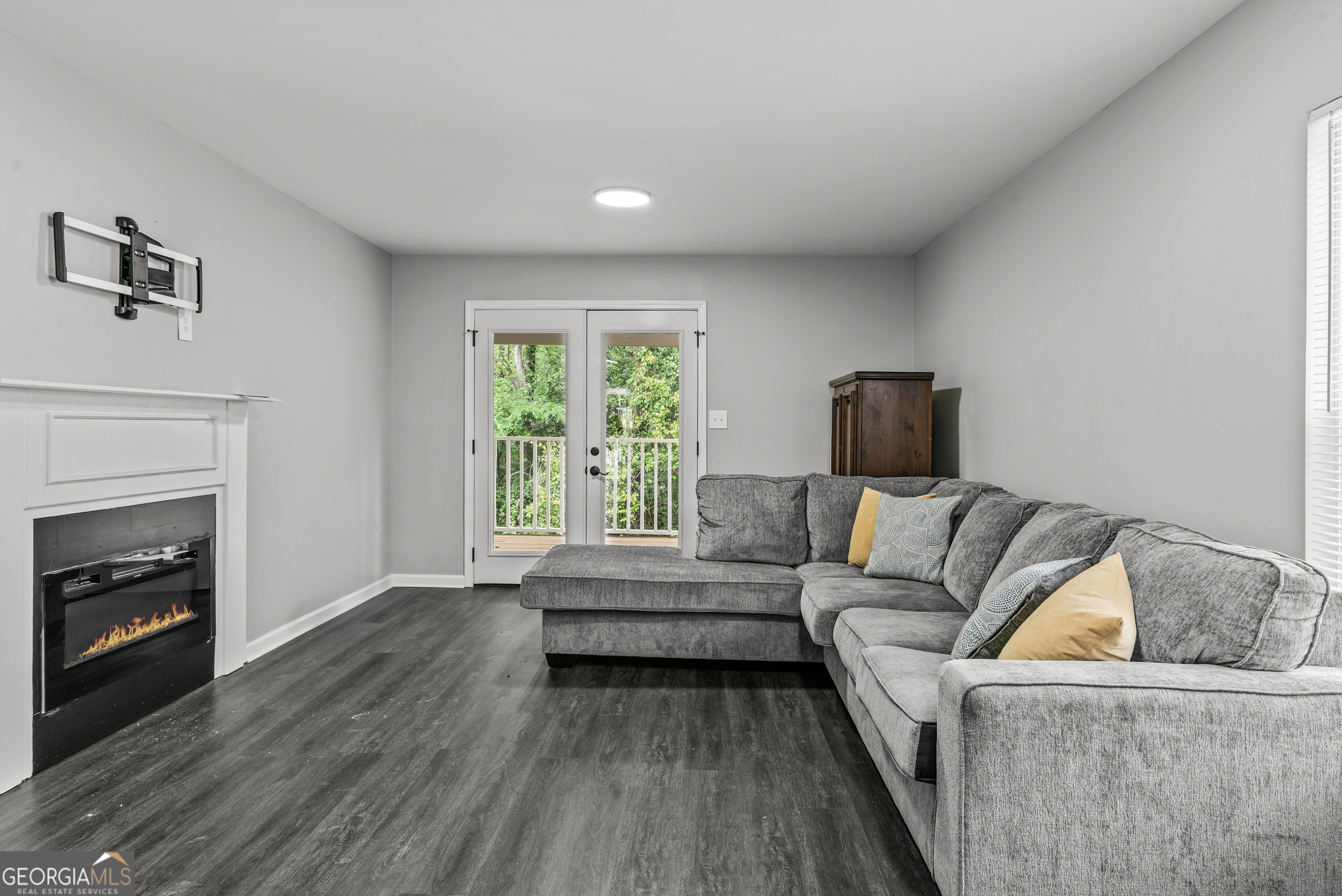 140 Cumberland Court Athens, GA 30607 - Photo 7 of 19 a living room with furniture and a fireplace