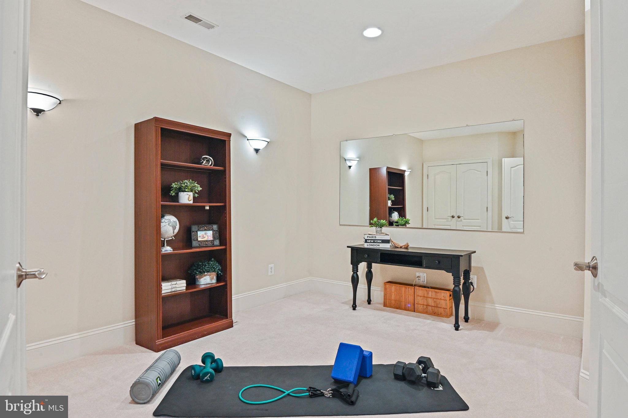 8424 Falcone Pointe Way Vienna, VA 22182 - Photo 56 of 71 a room with furniture and a window