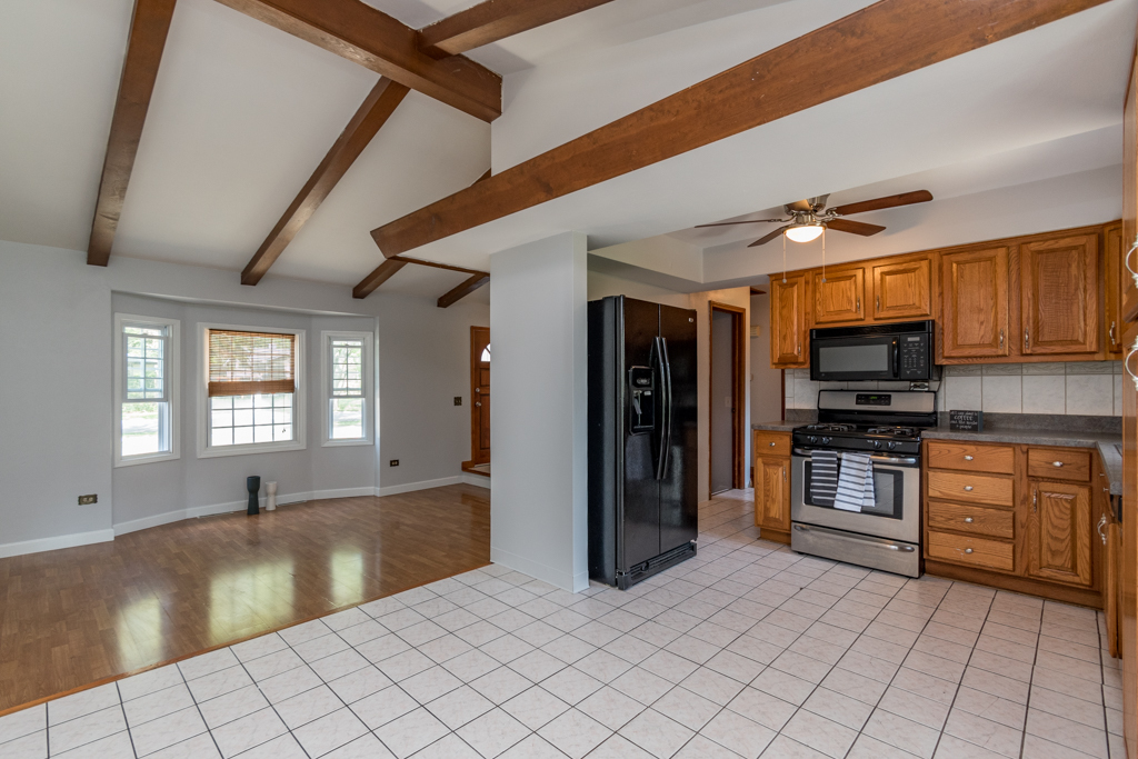2313 Devonshire Road Waukegan, IL 60087 - Photo 11 of 28