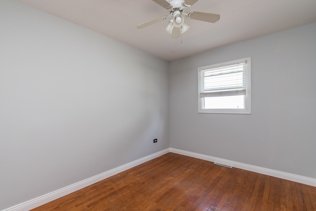 2313 Devonshire Road Waukegan, IL 60087 - Photo 13 of 28