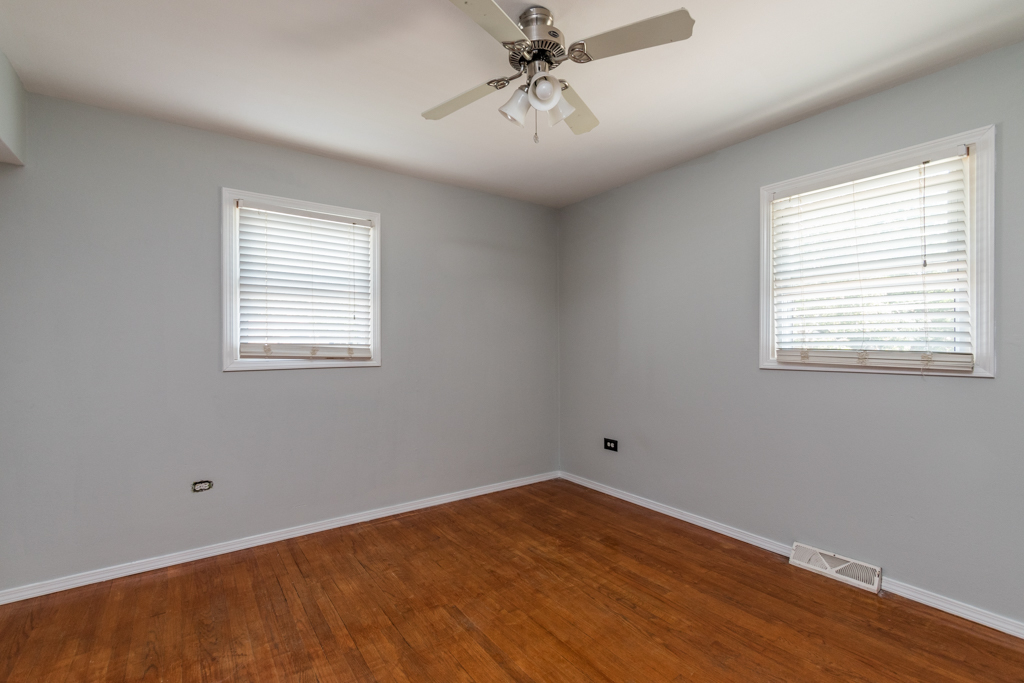 2313 Devonshire Road Waukegan, IL 60087 - Photo 14 of 28