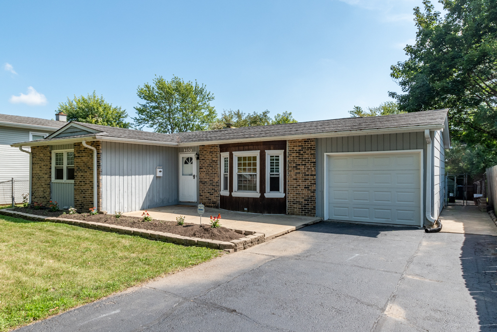 2313 Devonshire Road Waukegan, IL 60087 - Photo 3 of 28