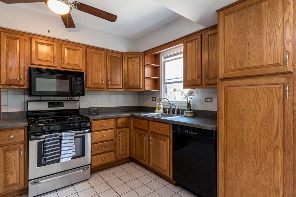 2313 Devonshire Road Waukegan, IL 60087 - Photo 8 of 28