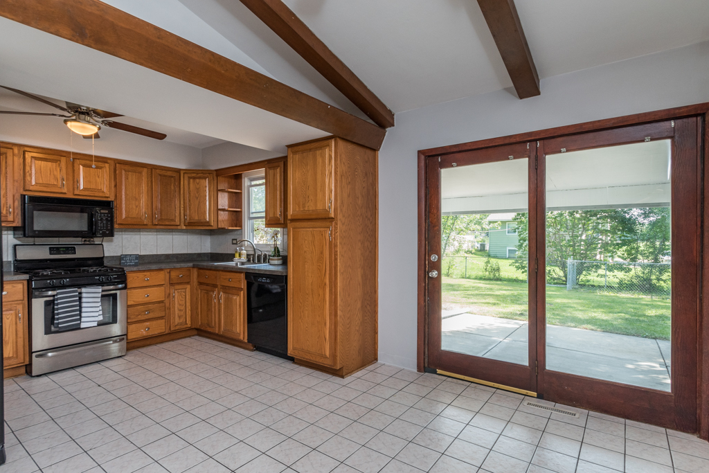 2313 Devonshire Road Waukegan, IL 60087 - Photo 10 of 28
