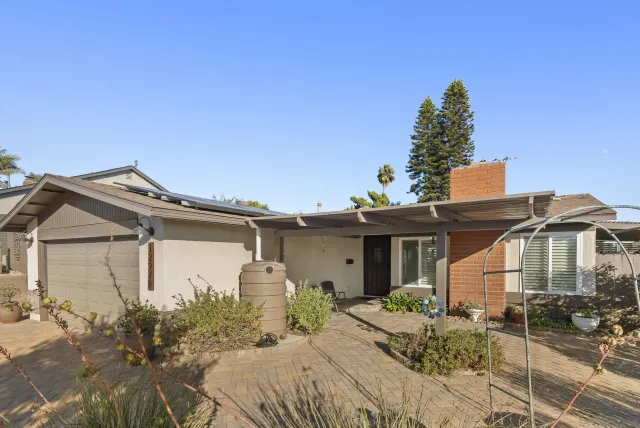 a view of a house with a backyard