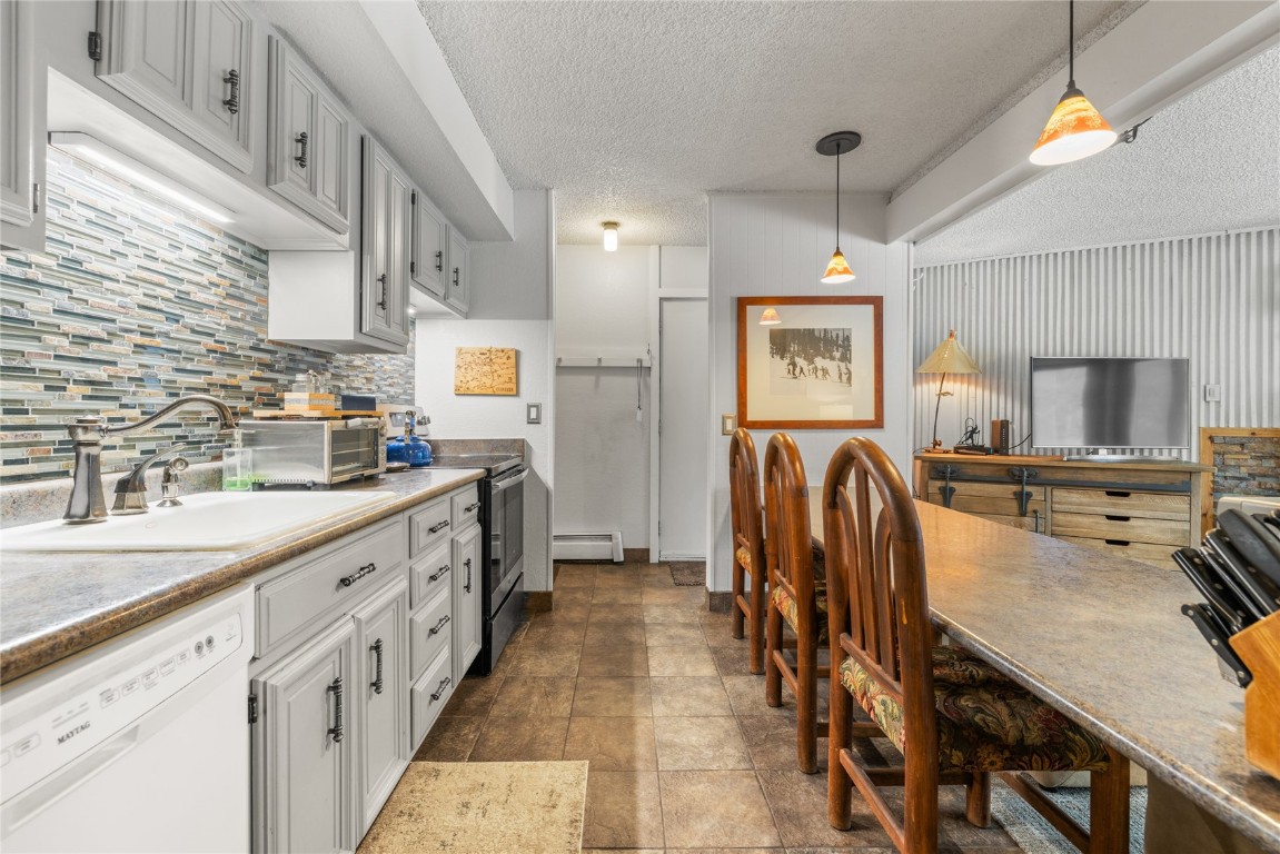 1179 Ski Hill Road, Unit 147 Breckenridge, CO 80424 - Photo 14 of 43 a kitchen with lots of counter top space