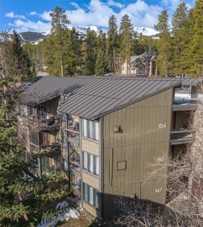 1179 Ski Hill Road, Unit 147 Breckenridge, CO 80424 - Photo 42 of 43 a backyard of a house with table and chairs