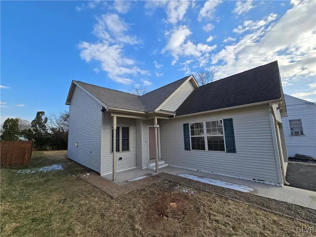 a view of a house with a yard