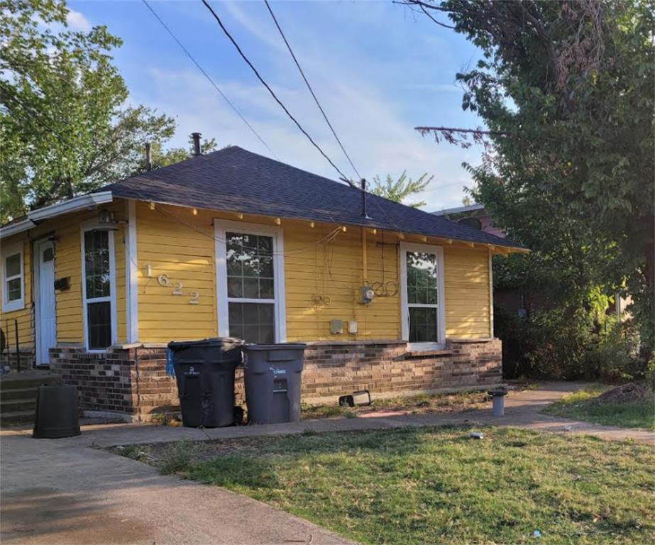 a view of a house with backyard and sitting area
