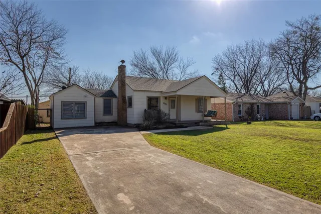 $2,000 | 4525 Almena Road, River Oaks, TX 76114