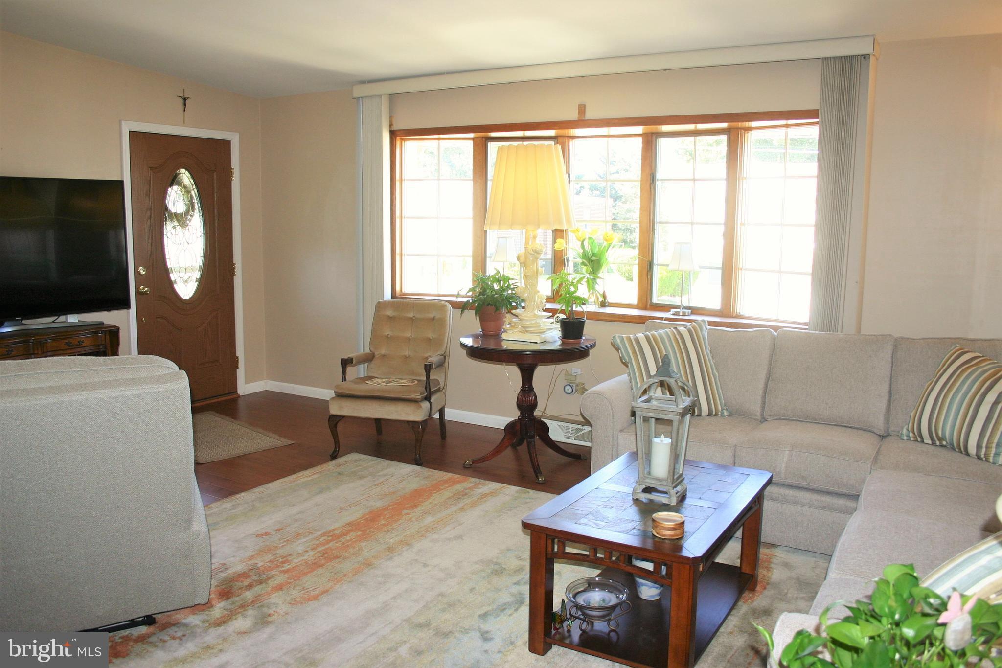 3127 Draper Street Philadelphia, PA 19136 - Photo 14 of 43 Living Room