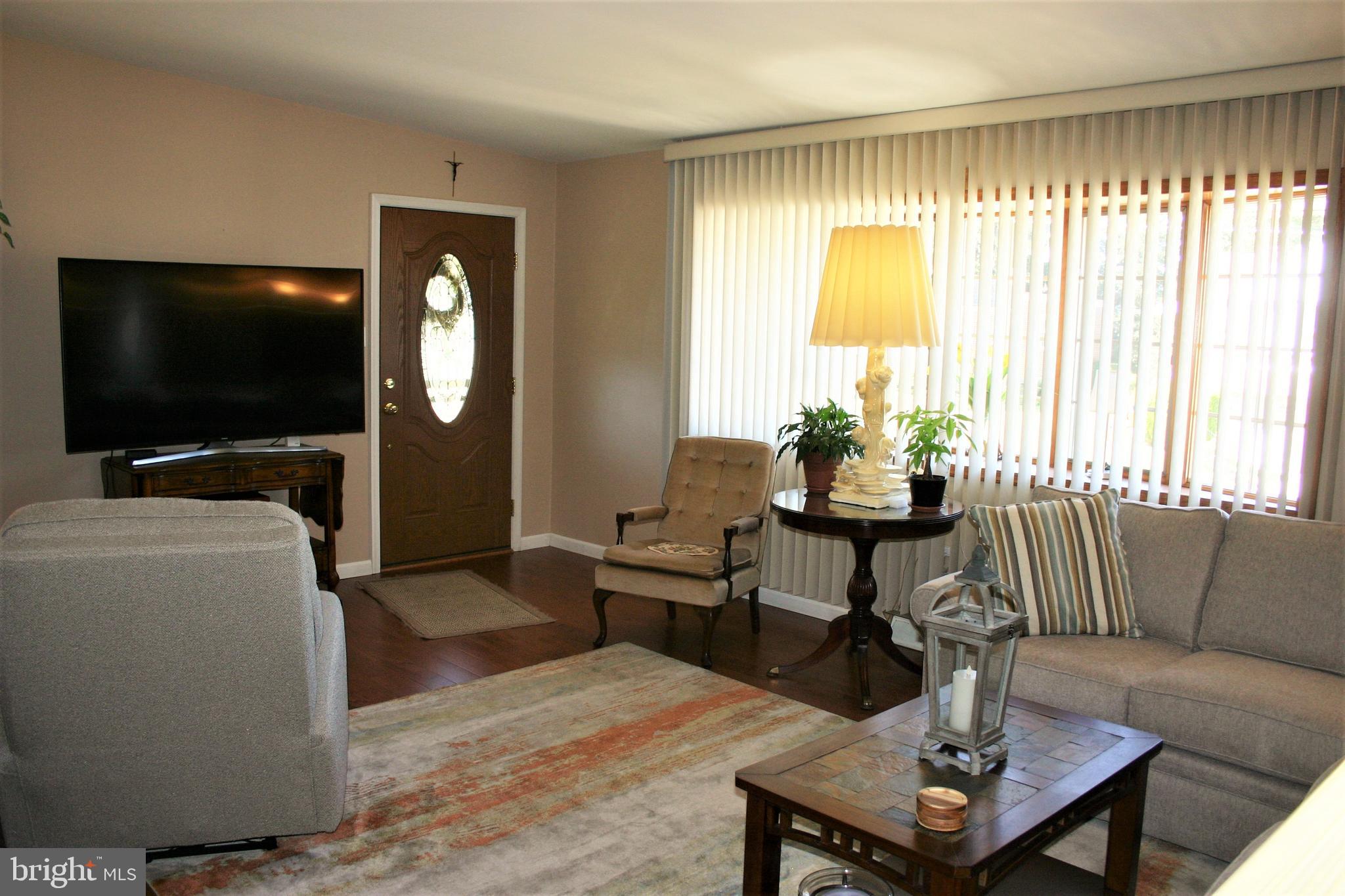 3127 Draper Street Philadelphia, PA 19136 - Photo 15 of 43 Living Room