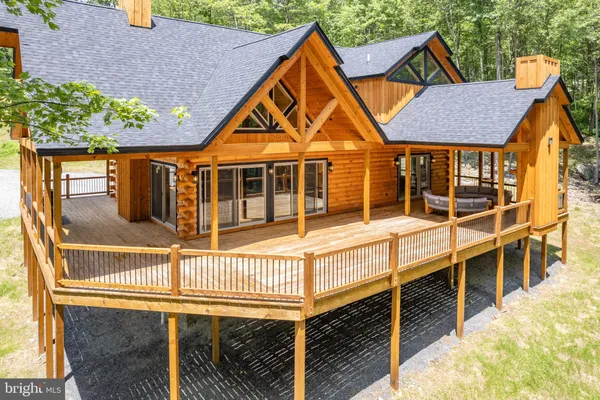 a view of a house with backyard