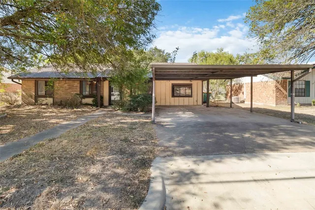 a view of a house with a backyard