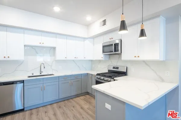$5,195 | 3672 Jasmine Avenue, Unit 102, Palms, CA 90034