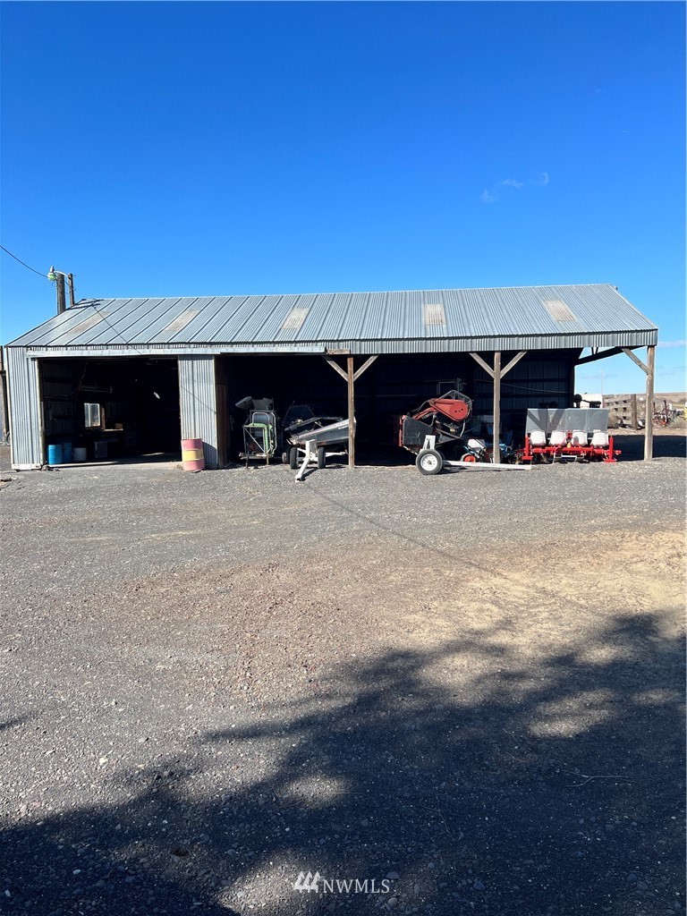 512 Rd U Southeast Warden, WA 98857 - Photo 8 of 17 a view of a car garage