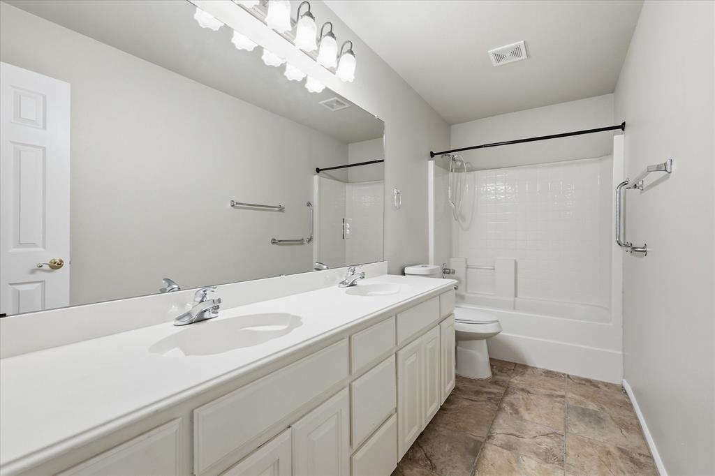 944 Hedgcoxe Road Plano, TX 75025 - Photo 32 of 40 Hall bathroom upstairs - conveniently located near secondary bedrooms