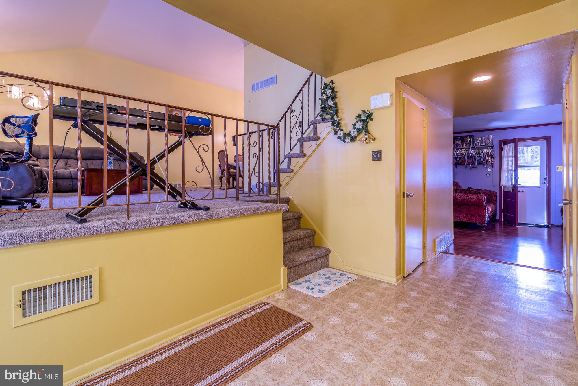 9703 Wynmill Road Philadelphia, PA 19115 - Photo 5 of 35 Foyer