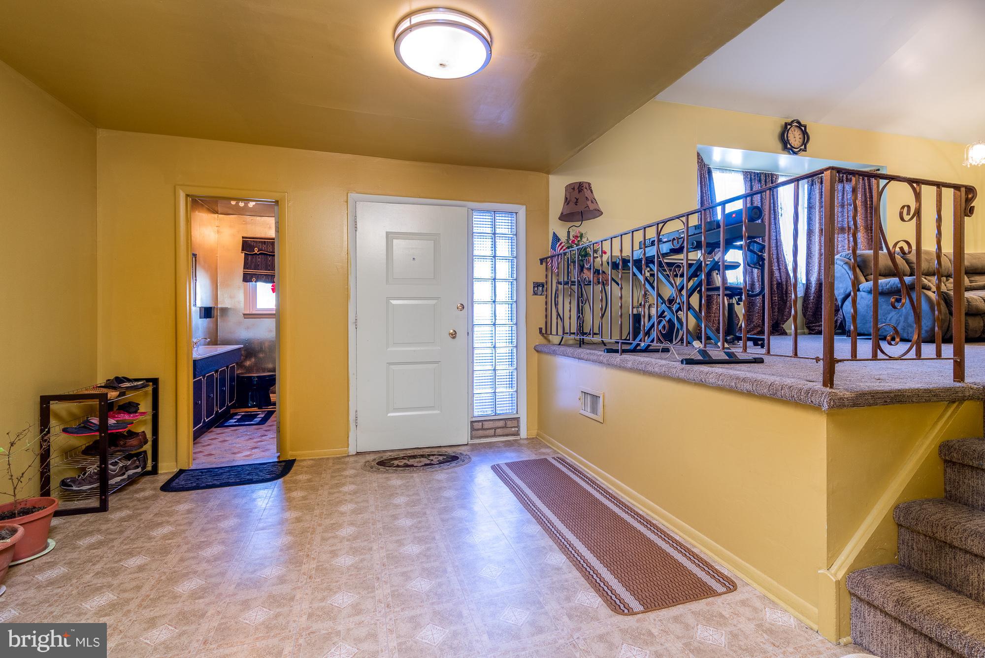 9703 Wynmill Road Philadelphia, PA 19115 - Photo 6 of 35 Foyer