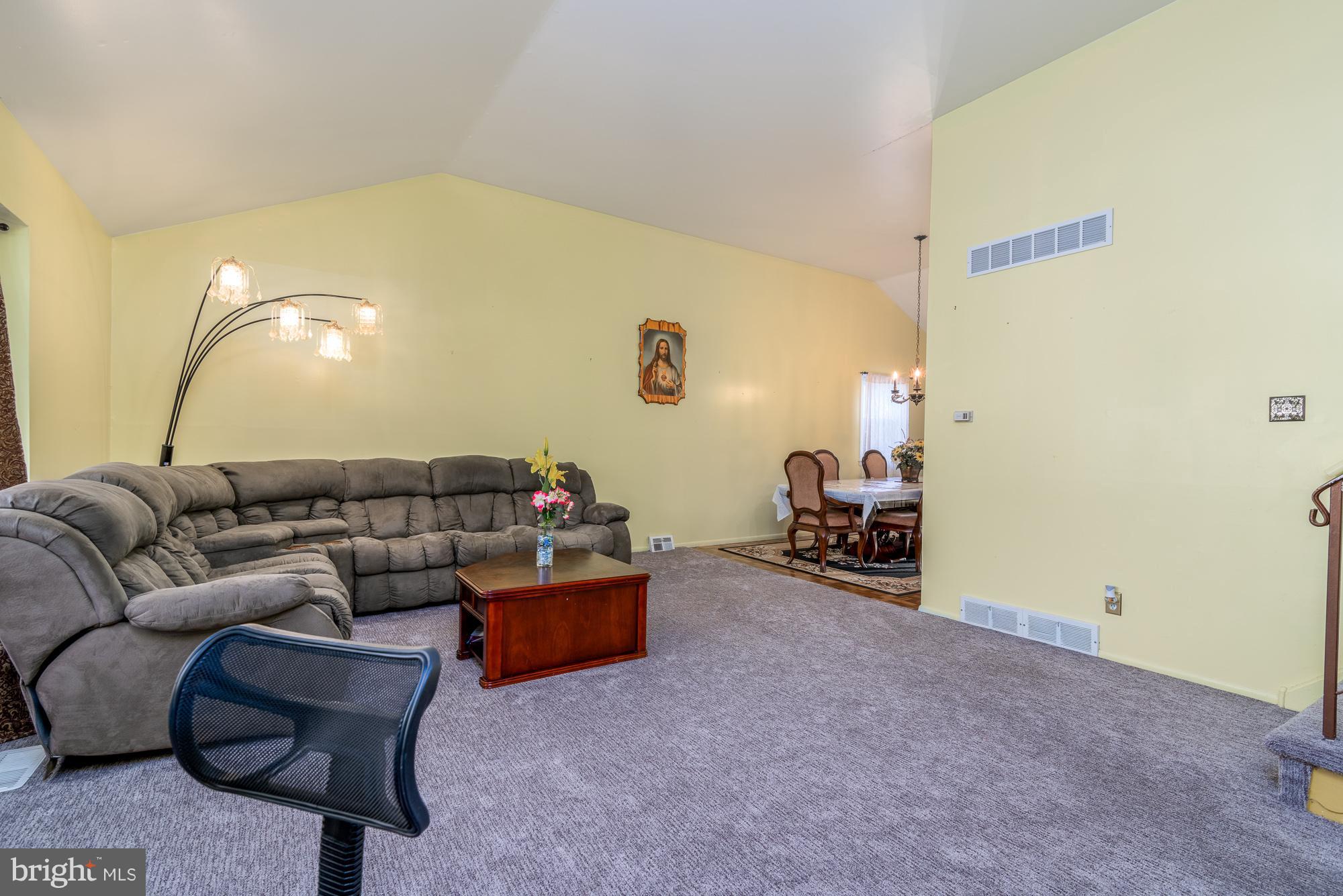 9703 Wynmill Road Philadelphia, PA 19115 - Photo 8 of 35 Living Room