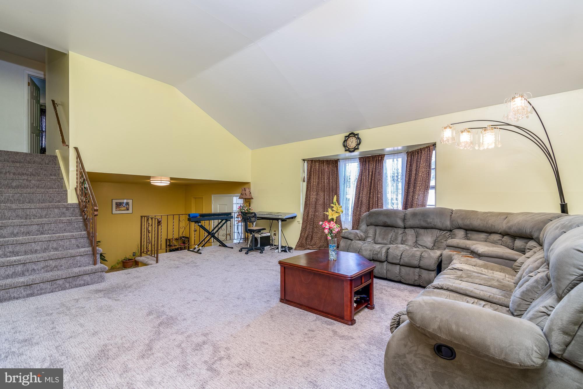 9703 Wynmill Road Philadelphia, PA 19115 - Photo 9 of 35 Living Room