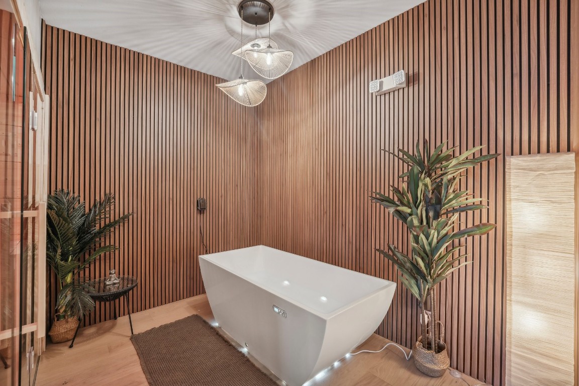 2505 Thornton Road, Unit 2307 Austin, TX 78704 - Photo 20 of 36 a very nice looking room with a large window