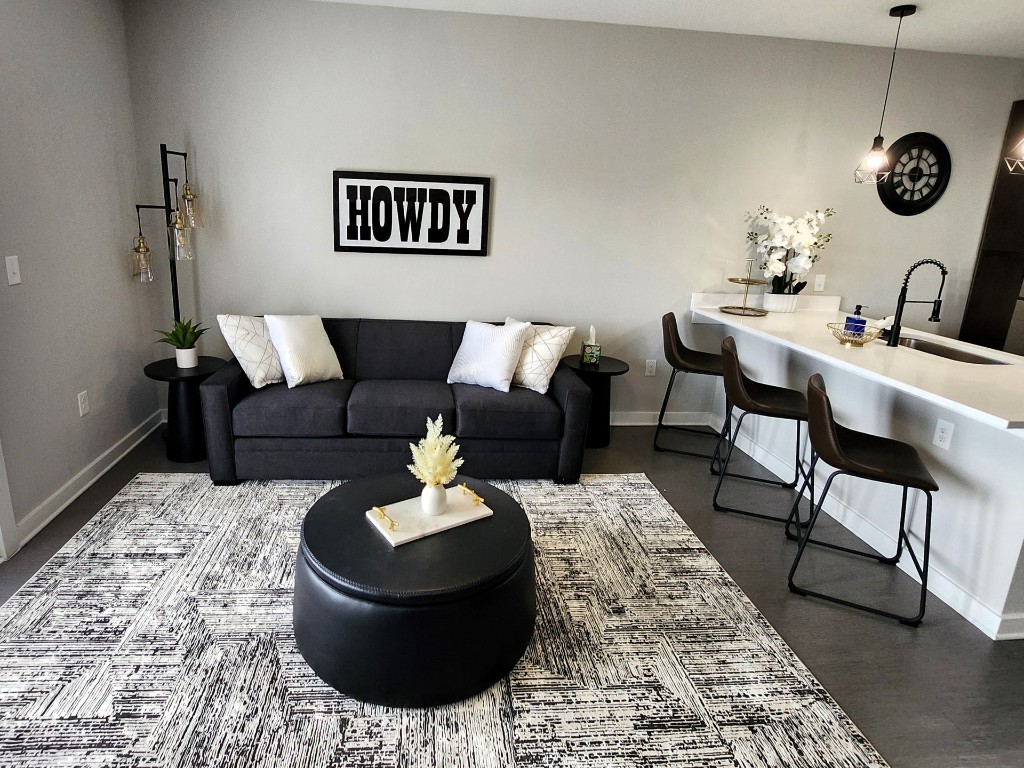 2505 Thornton Road, Unit 2307 Austin, TX 78704 - Photo 3 of 36 a living room with furniture and a rug