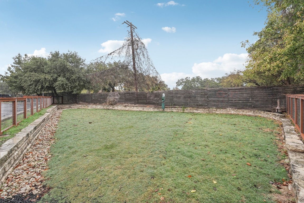 2505 Thornton Road, Unit 2307 Austin, TX 78704 - Photo 34 of 36 a view of a backyard