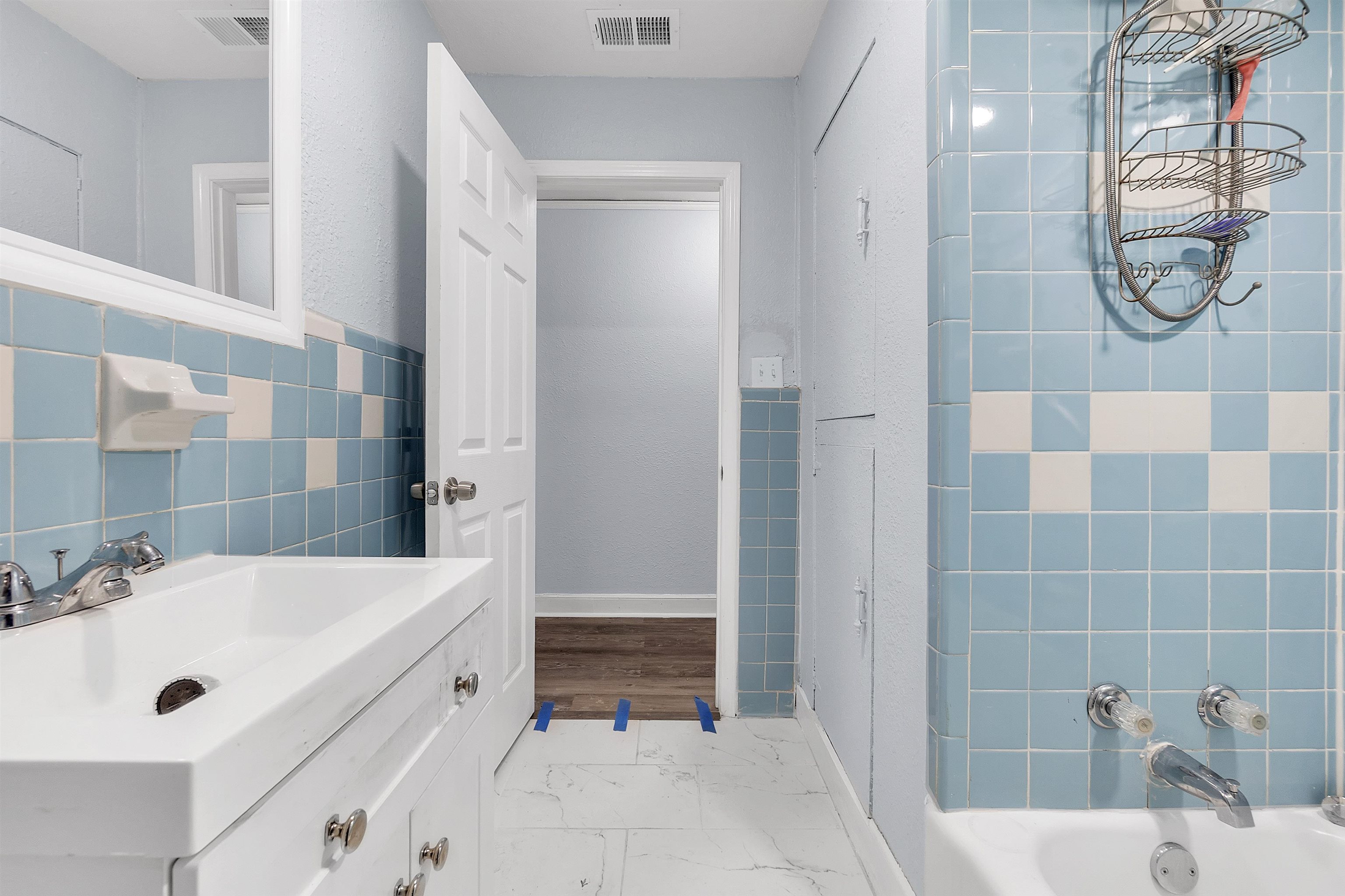 1682 Pendleton Street Memphis, TN 38114 - Photo 31 of 36 a bathroom with a bathtub a sink and a mirror