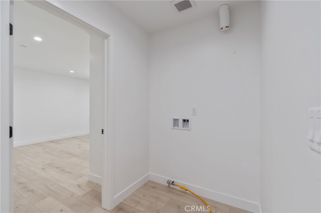 13901 Runnymede Street Van Nuys, CA 91405 - Photo 33 of 47 a view of a room