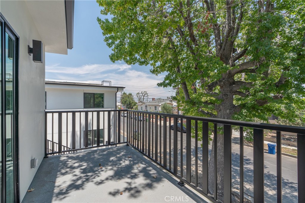 13901 Runnymede Street Van Nuys, CA 91405 - Photo 38 of 47 a view of a balcony with a pot