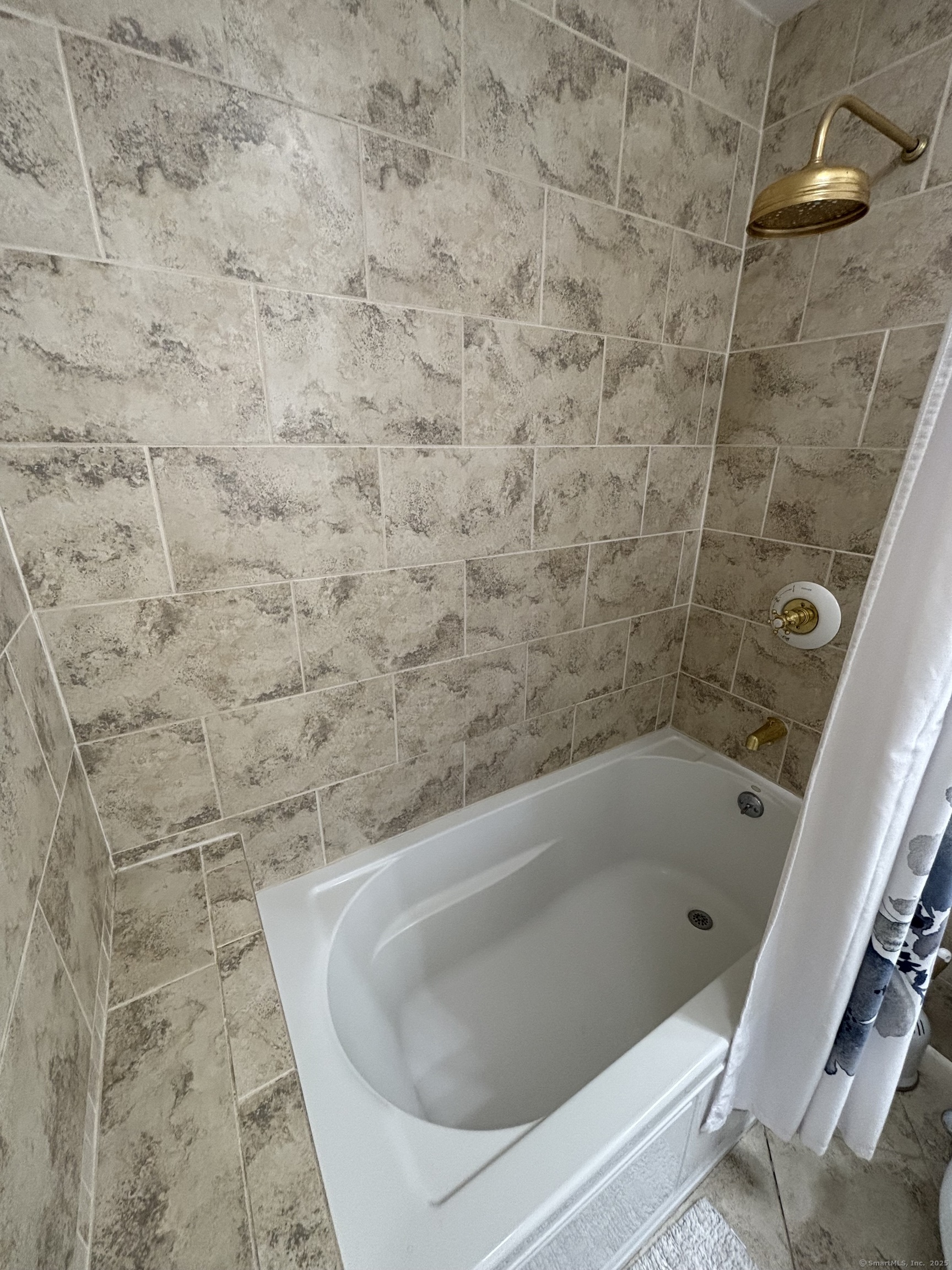 26 Olmstead Road Redding, CT 06896 - Photo 17 of 18 a bathroom with a bathtub