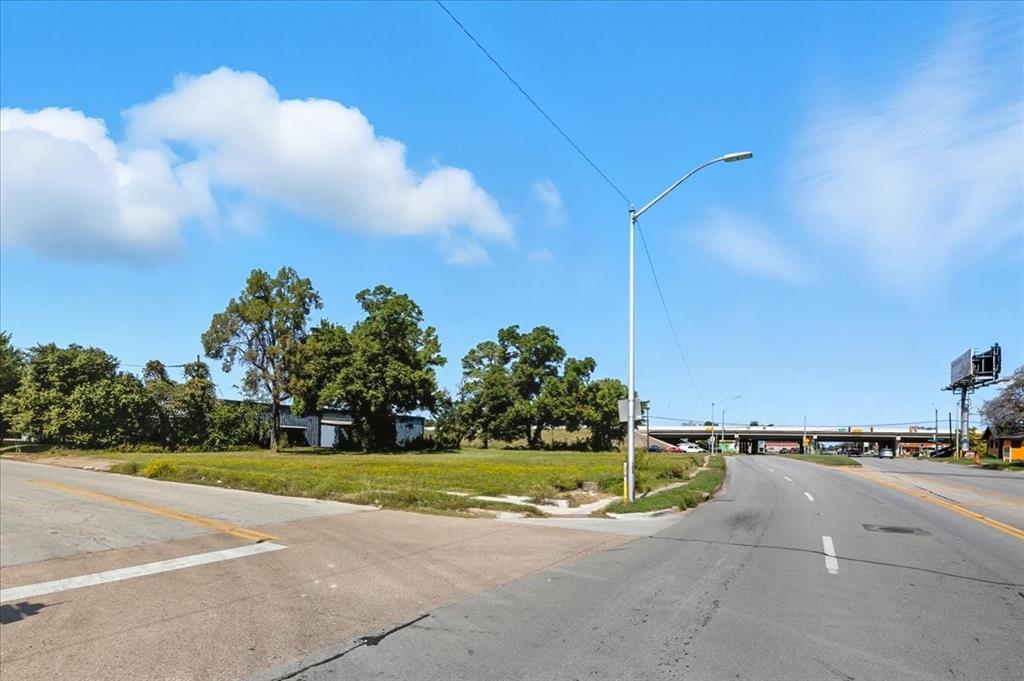 201 North Riverside Drive Fort Worth, TX 76111 - Photo 4 of 15 a view of a basket ball ground