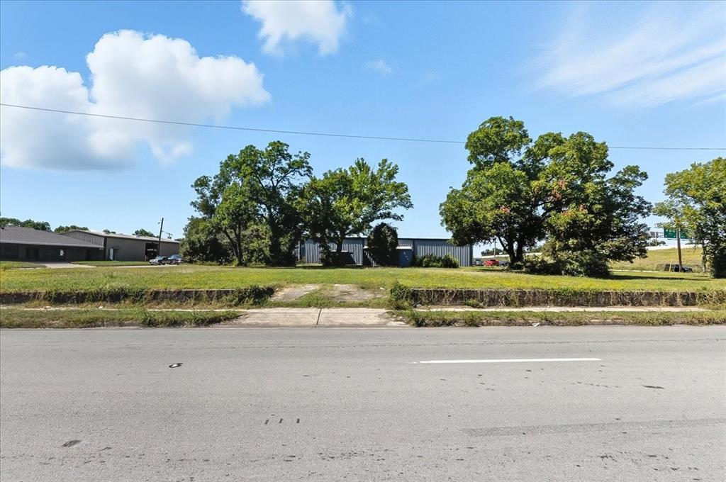 201 North Riverside Drive Fort Worth, TX 76111 - Photo 5 of 15 a view of garden with trees