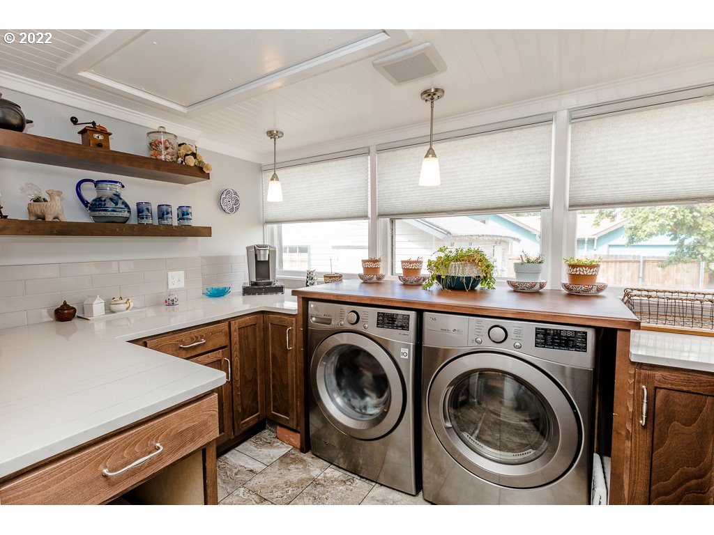 904 E Street Springfield, OR 97477 - Photo 27 of 31 a utility room with sink dryer and washer