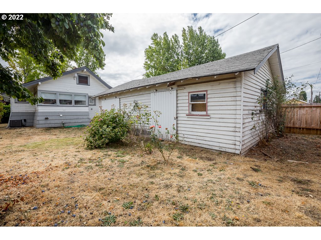 904 E Street Springfield, OR 97477 - Photo 31 of 31 a view of a house with a yard and potted plants