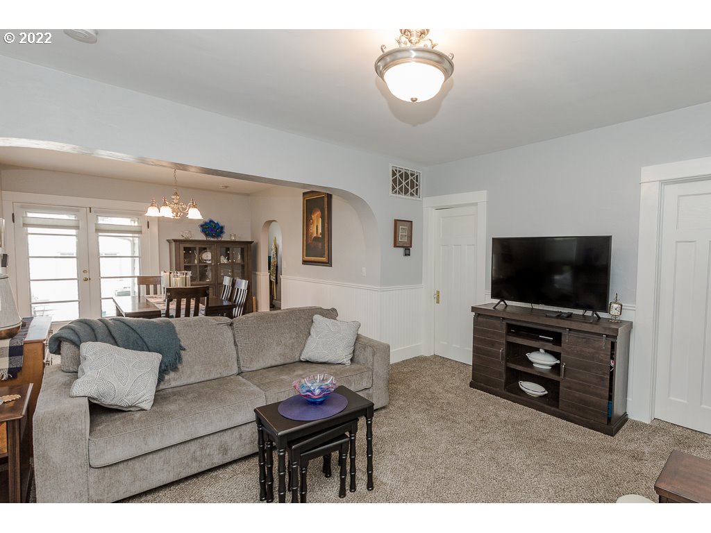 904 E Street Springfield, OR 97477 - Photo 5 of 31 a living room with furniture and a flat screen tv