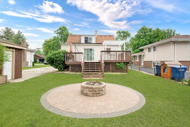 a view of a house with a backyard