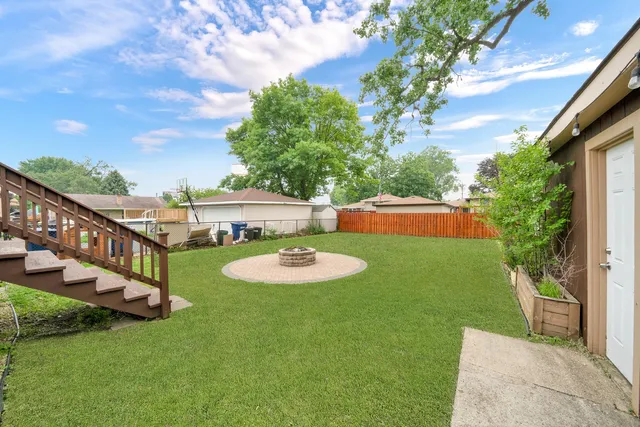 a view of a house with backyard and a garden