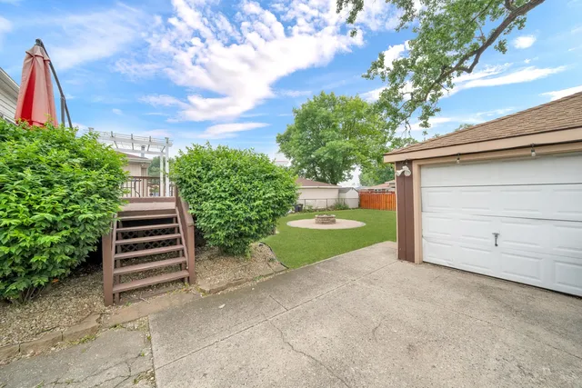 a view of a backyard