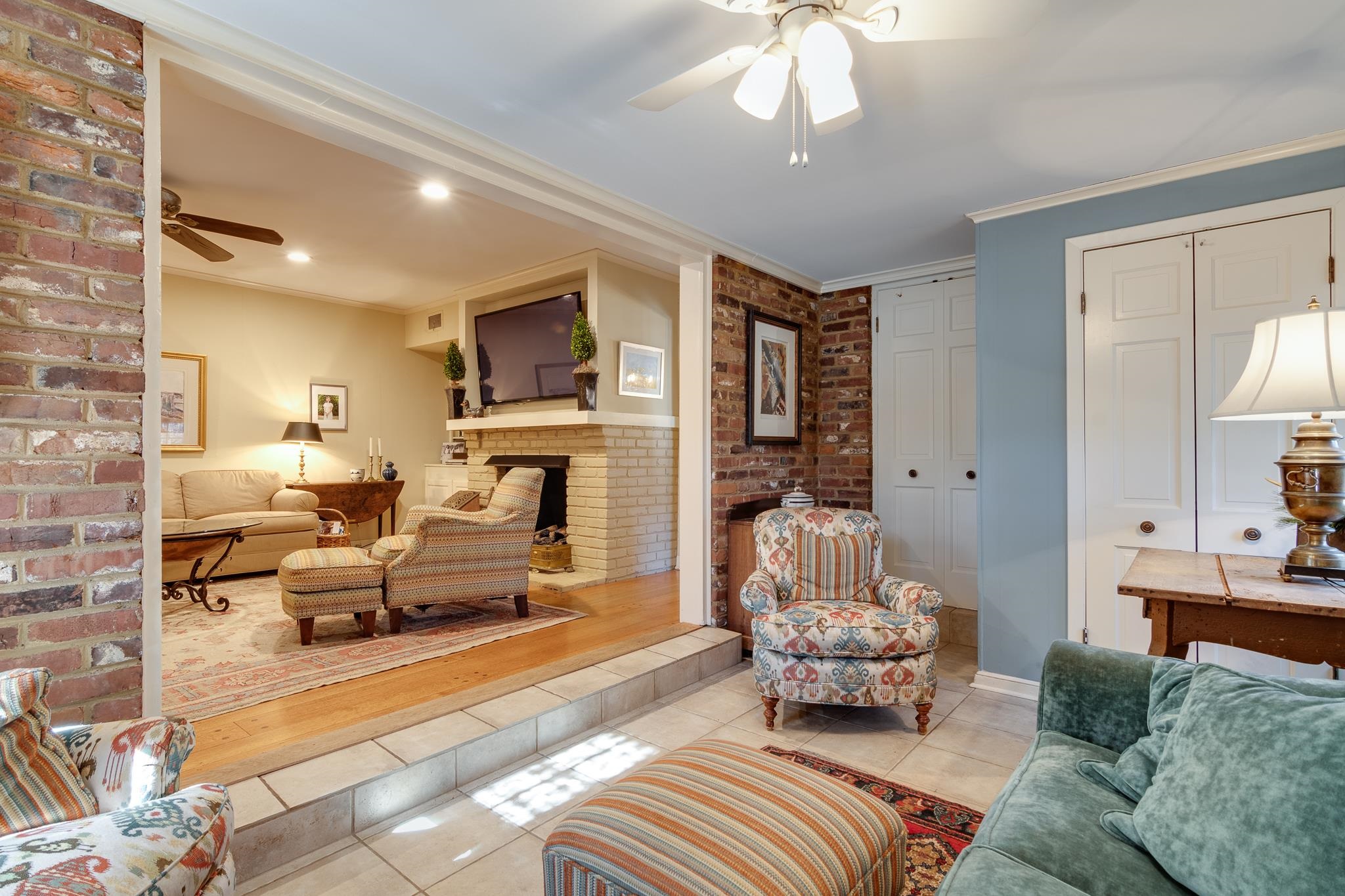 286 North Perkins Road Memphis, TN 38117 - Photo 14 of 25 a living room with furniture and a chandelier